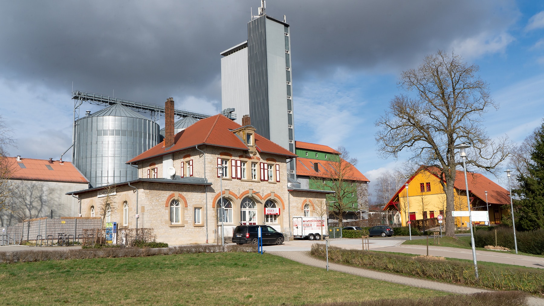 Bahnhof mit LBV-Turm im Hintergrund