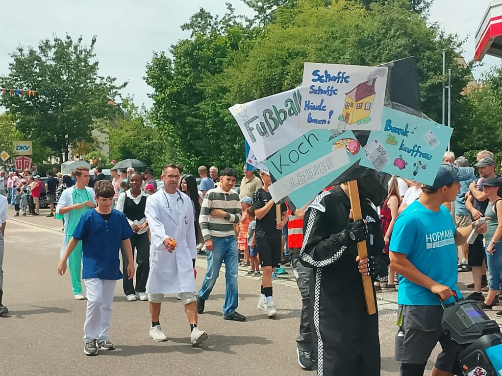 Die Schule Schrozberg - Kein Jacobi-Festumzug ohne die Schulklassen!