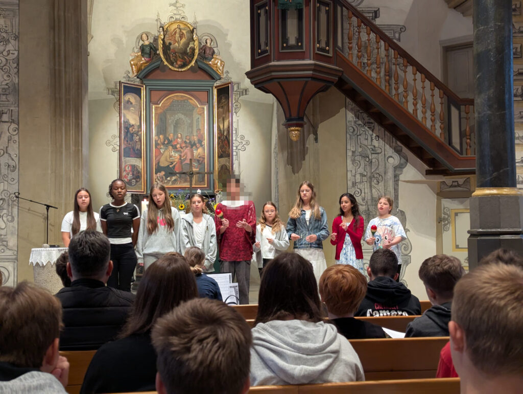 Die Schule Schrozberg - Schulabschlussgottesdienste: "Du bist einmalig" und "If we just smile"