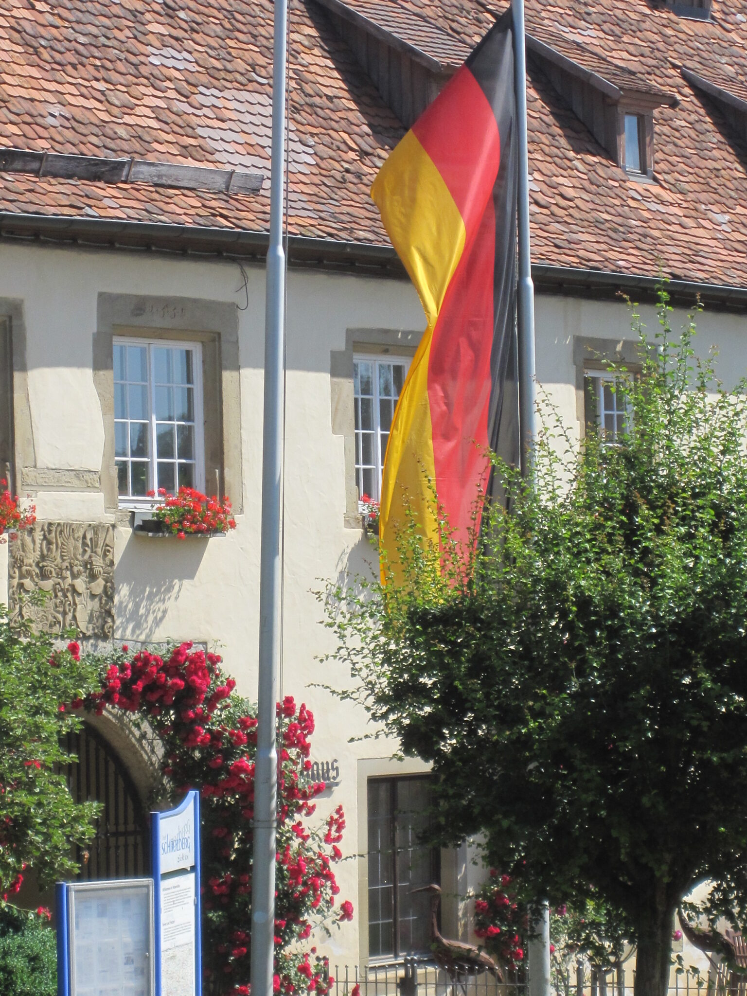Rathaus zum Tag der Deutschen Einheit beflaggt
