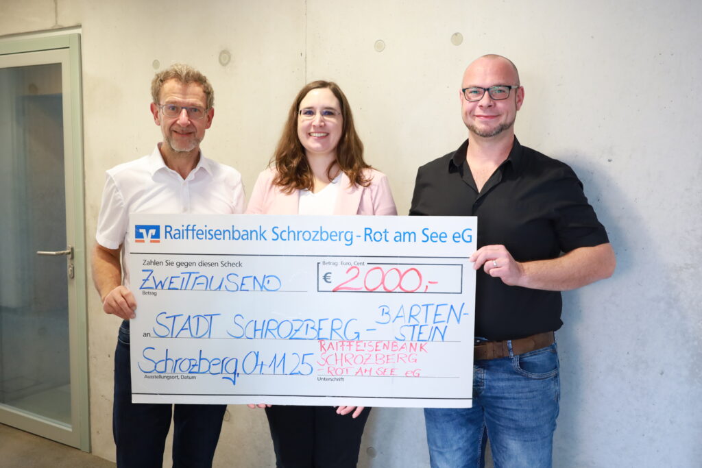 Bänke für den Friedhof in Bartenstein  Dank Spendenscheck der Raiffeisenbank Schrozberg-Rot am See eG