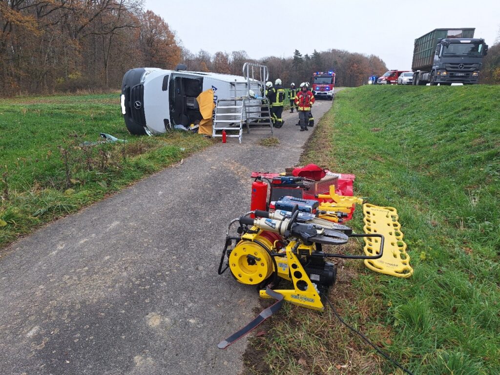 Feuerwehr wird zu Verkehrsunfall alarmiert