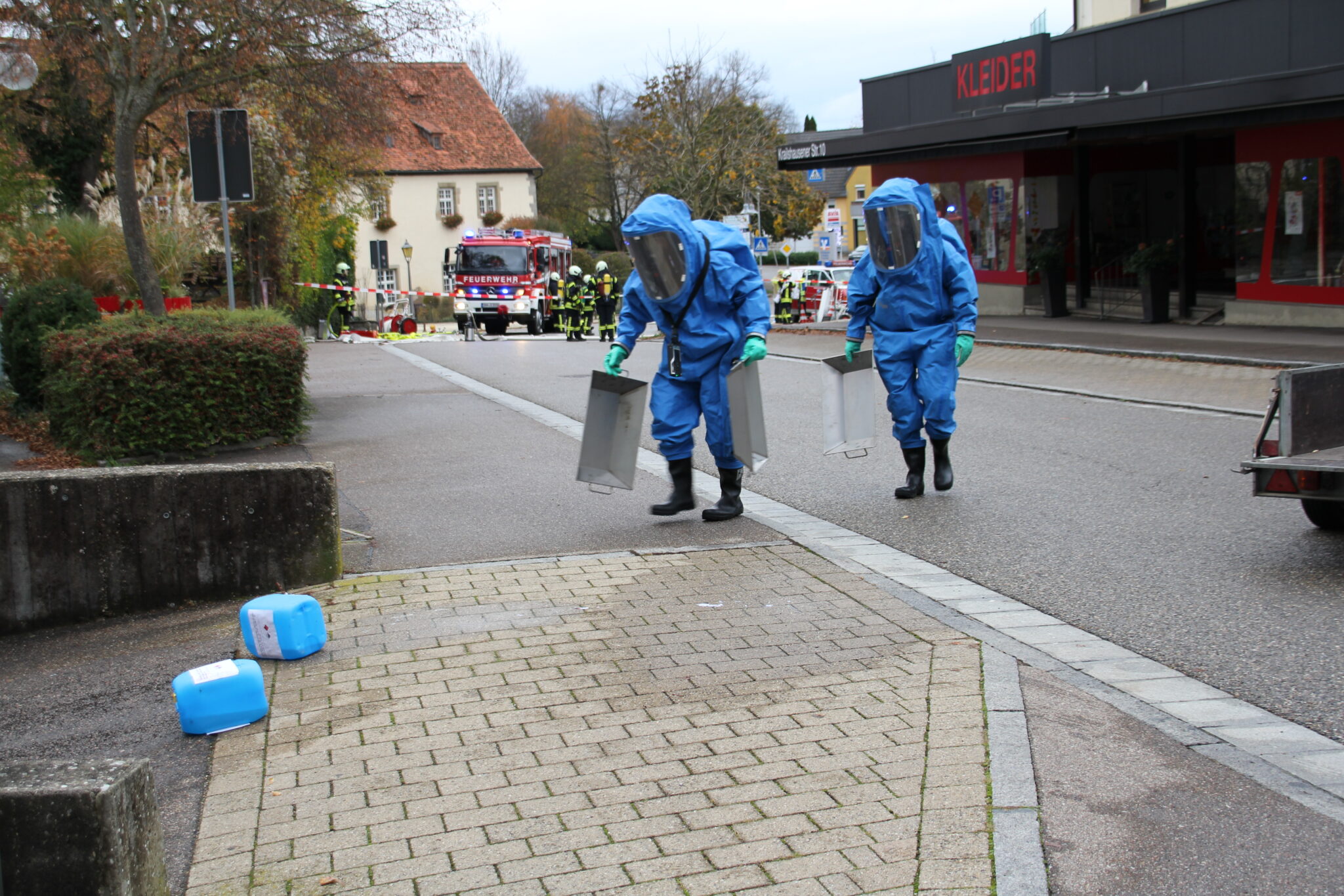Gesamtfeuerwehr - Übungsgeschehen in Schrozberger Ortsmitte