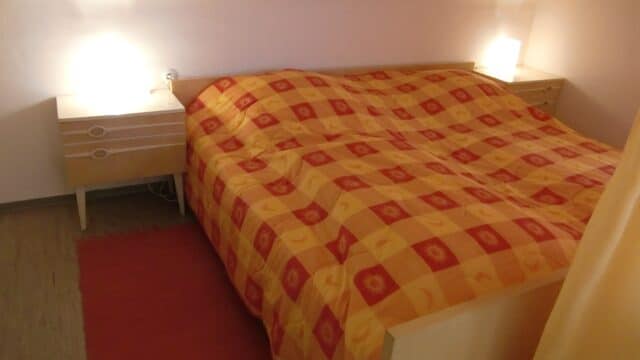 Doppelbett im abgetrennten Schlafbereich