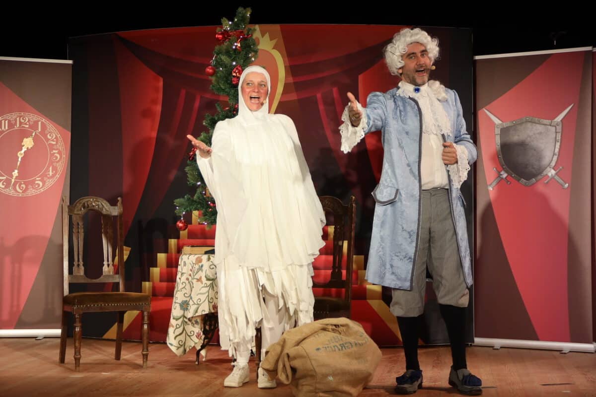 Die zwei Schauspieler, einmal im Kostüm eines Geistes und der andere im Barocken Theater Kostüm
