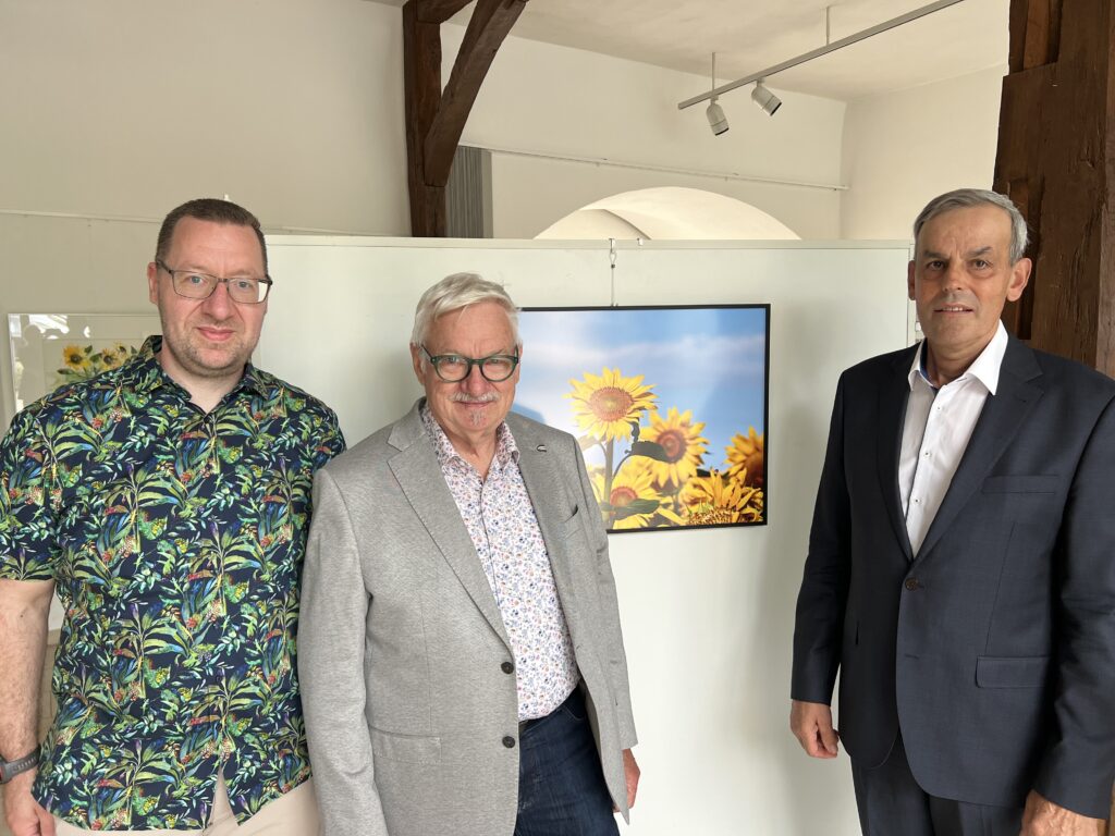 Pixel und Pigmente  Vater und Sohn zeigen bei Ausstellung ihre ganz eigenen Blicke auf die Welt